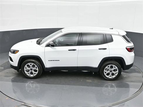 Used 2025 Jeep Compass Sport image 35