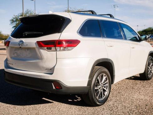 Used 2018 Toyota Highlander XLE w/ Carpet Mat Package (TMS) image 4