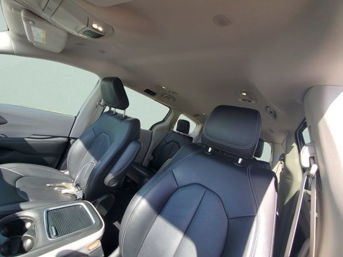 Used 2024 Chrysler Pacifica Touring-L AWD/4WD image 25