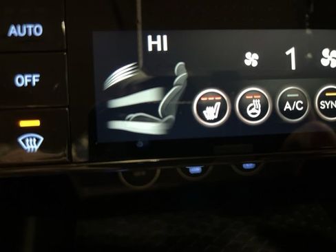 Used 2025 Genesis G70 2.5T image 30