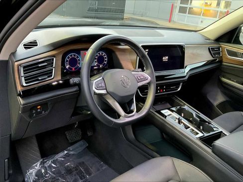 Used 2024 Volkswagen Atlas SE image 16