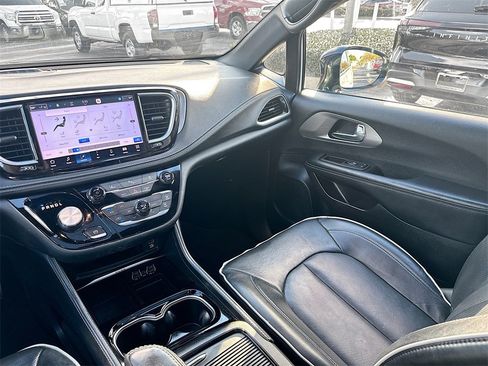 Used 2023 Chrysler Pacifica Limited w/ Uconnect Theater Family Group image 26