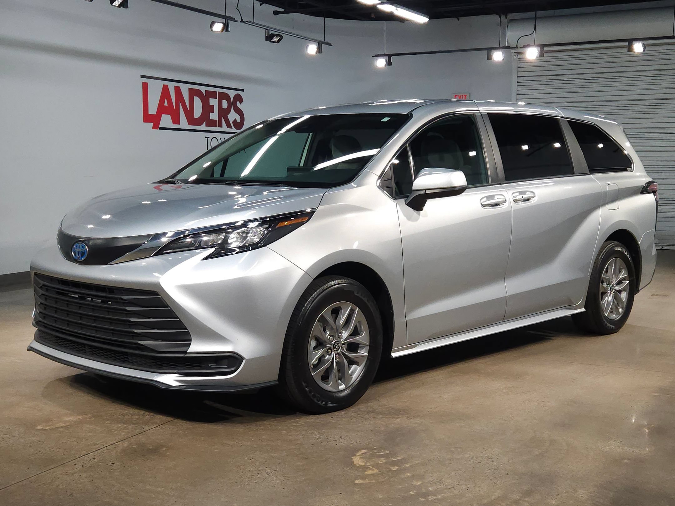 Used 2025 Toyota Sienna LE FWD image 3