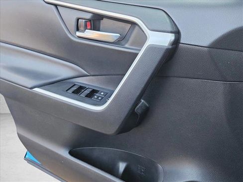 Used 2020 Toyota RAV4 XLE image 5