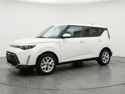 Used 2025 Kia Soul LX w/ LX Technology Package FWD image 3