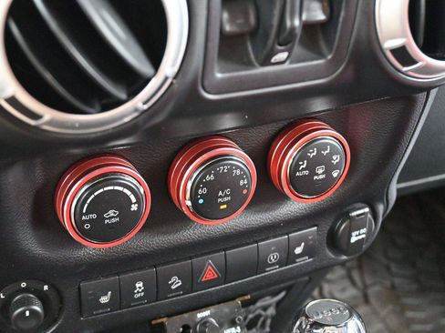 Used 2013 Jeep Wrangler Unlimited Rubicon AWD/4WD image 25