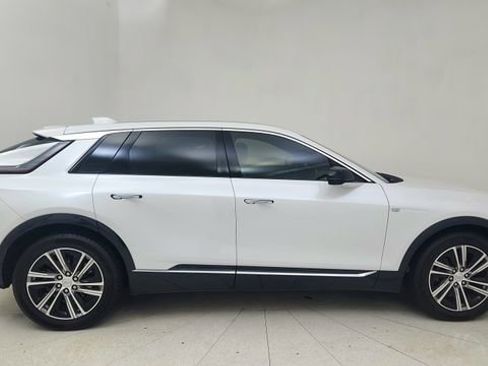 Used 2024 Cadillac Lyriq Luxury image 6