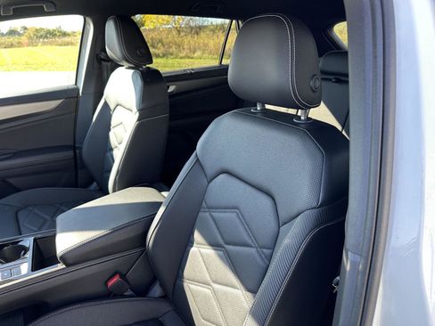 Used 2025 Volkswagen Atlas Cross Sport SE image 23