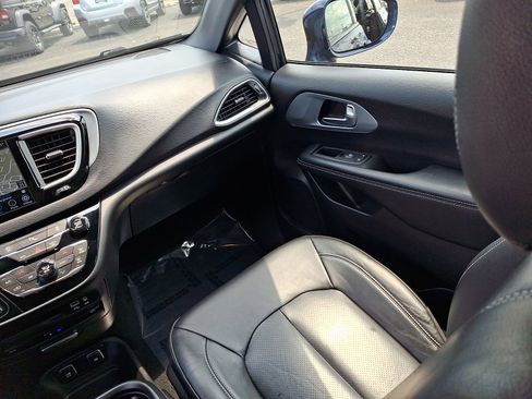 Used 2020 Chrysler Pacifica Touring-L Plus w/ S Appearance Package FWD image 12