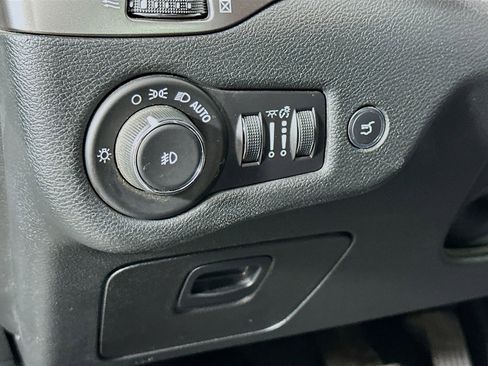 Used 2019 Jeep Cherokee Latitude Plus w/ Comfort/Convenience Group image 10