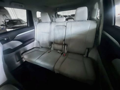 Used 2019 Toyota Highlander LE FWD image 27