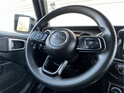 Used 2018 Jeep Wrangler Unlimited Sport image 32