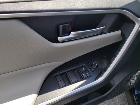 Used 2019 Toyota RAV4 XLE w/ Convenience Package FWD image 19