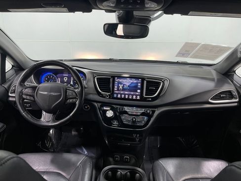 Used 2020 Chrysler Pacifica Touring-L w/ Advanced Safetytec Group image 20