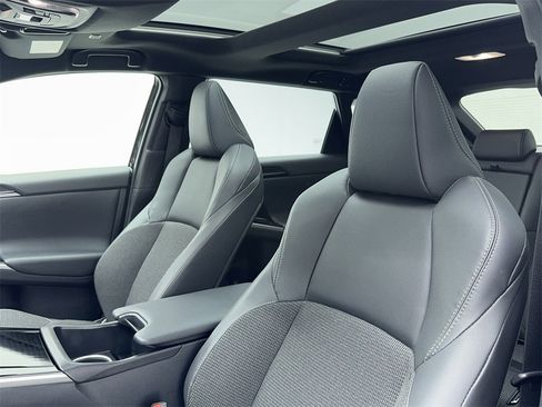 Used 2024 Toyota bZ4X XLE w/ Weather Package image 31