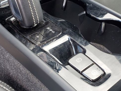 Certified 2022 Volvo XC40 T5 R-Design w/ Protection Package Premier image 25