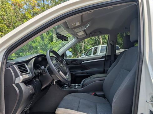 Used 2014 Toyota Highlander LE FWD image 13