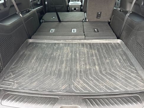 Used 2022 GMC Yukon XL SLT w/ SLT Premium Package AWD/4WD image 16
