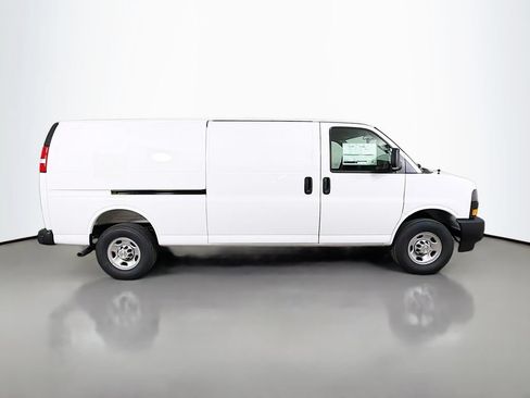 New 2026 Chevrolet Express 3500 Extended RWD image 4