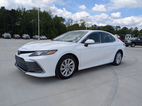 Certified 2023 Toyota Camry LE FWD image 3