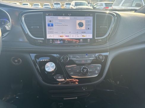 New 2026 Chrysler Pacifica Select w/ S Appearance Package FWD image 3