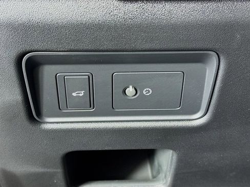 Used 2024 Land Rover Discovery Metropolitan Edition image 10