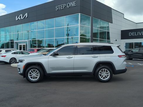 Used 2022 Jeep Grand Cherokee L Laredo w/ Luxury Tech Group I RWD image 4