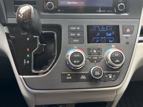 Used 2020 Toyota Sienna XLE FWD image 24