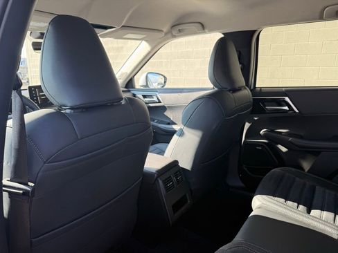 New 2025 Mitsubishi Outlander SE image 22