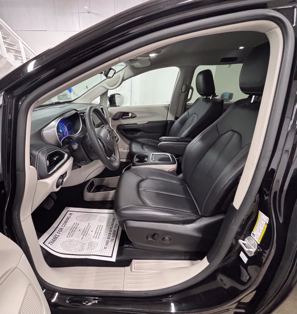 Used 2024 Chrysler Pacifica Limited FWD image 23