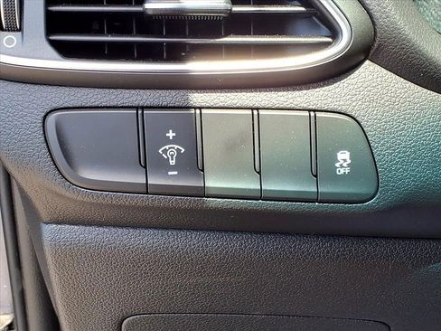 Used 2018 Hyundai Elantra GT FWD image 11