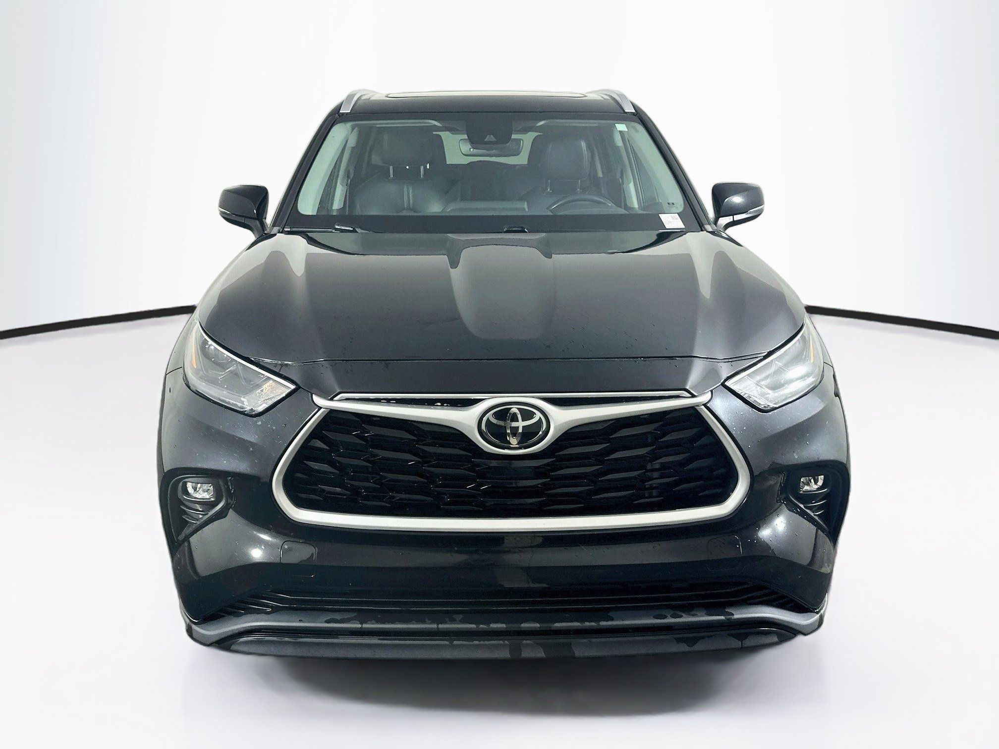Used 2022 Toyota Highlander XLE FWD image 2