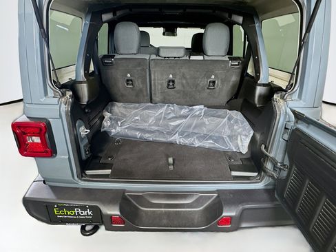 Used 2025 Jeep Wrangler Sahara image 29