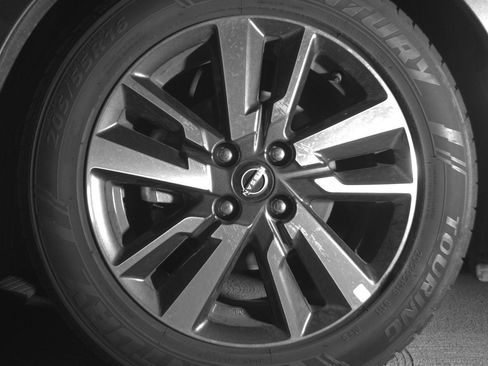 Used 2025 Nissan Versa SV image 12