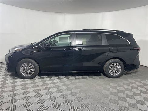 New 2026 Toyota Sienna LE FWD image 4
