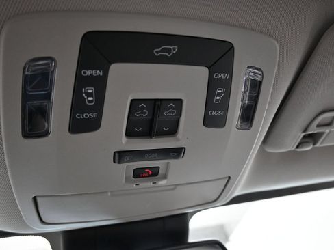 Used 2024 Toyota Sienna XLE FWD image 30