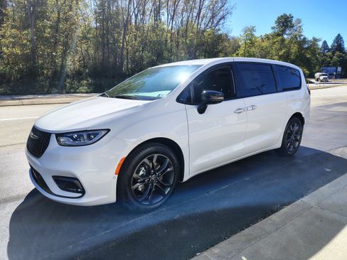 New 2026 Chrysler Pacifica Select image 4