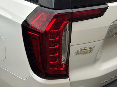 Used 2024 GMC Yukon XL Denali w/ Advanced Technology Package AWD/4WD image 12