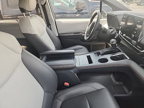 Used 2021 Toyota Sienna XSE AWD/4WD image 17
