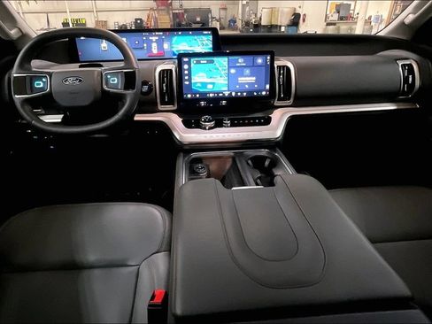 Certified 2025 Ford Expedition Active AWD/4WD image 14
