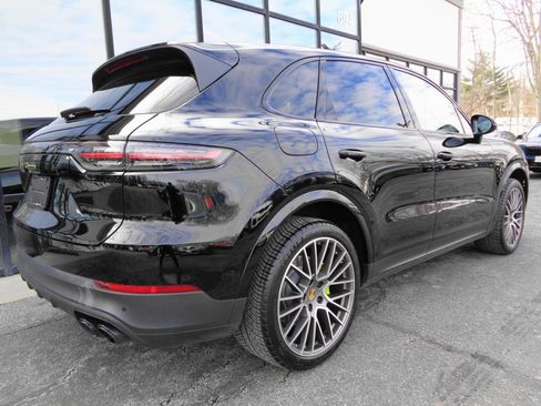Used 2022 Porsche Cayenne Platinum Edition image 5