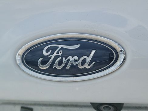 Used 2018 Ford Focus SE w/ SE Appearance Package FWD image 9