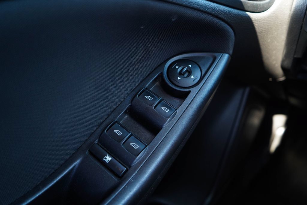 Used 2018 Ford Focus SE FWD image 29