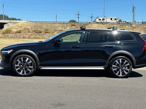 Used 2025 Volvo V60 B5 Cross Country Ultra w/ Climate Package AWD/4WD image 6