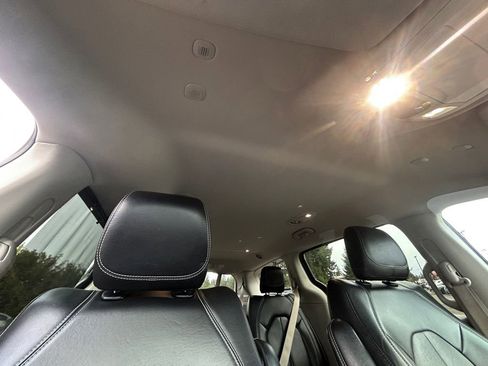 Used 2022 Chrysler Pacifica Touring-L image 27