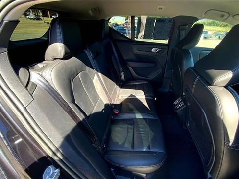 Used 2022 Volvo XC40 T5 Momentum image 27