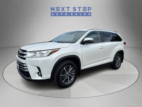 Used 2019 Toyota Highlander XLE AWD/4WD image 3