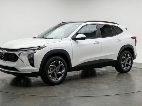 Used 2025 Chevrolet Trax LT FWD image 3