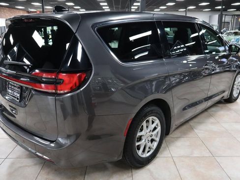 Used 2023 Chrysler Pacifica Touring-L FWD image 6