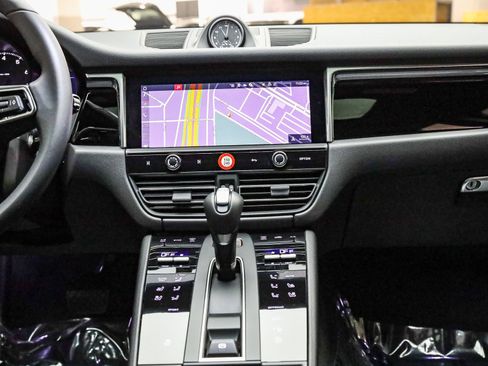 Used 2025 Porsche Macan image 17